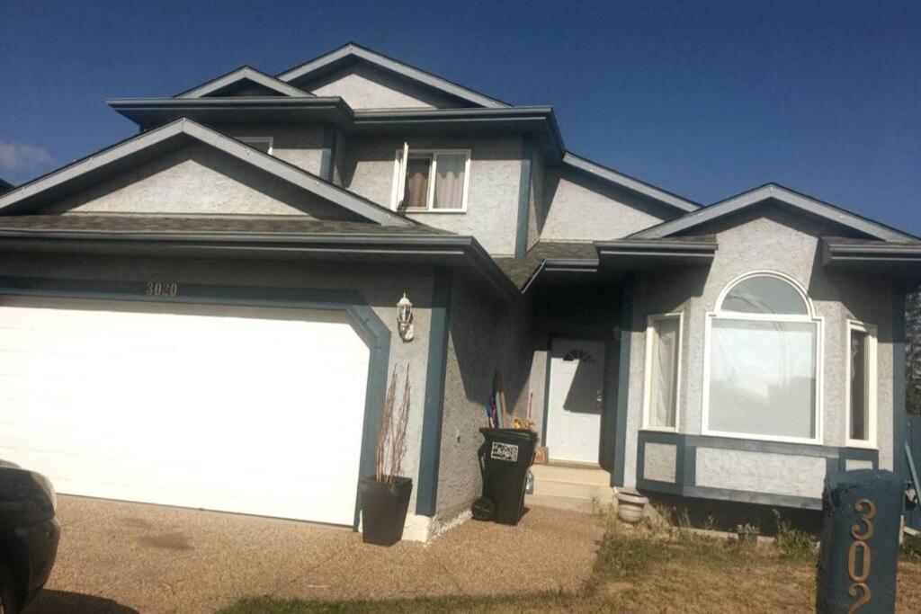 Renovated 4 Bedrooms 20 Sleeps Shopping Mall Edmonton Exterior foto