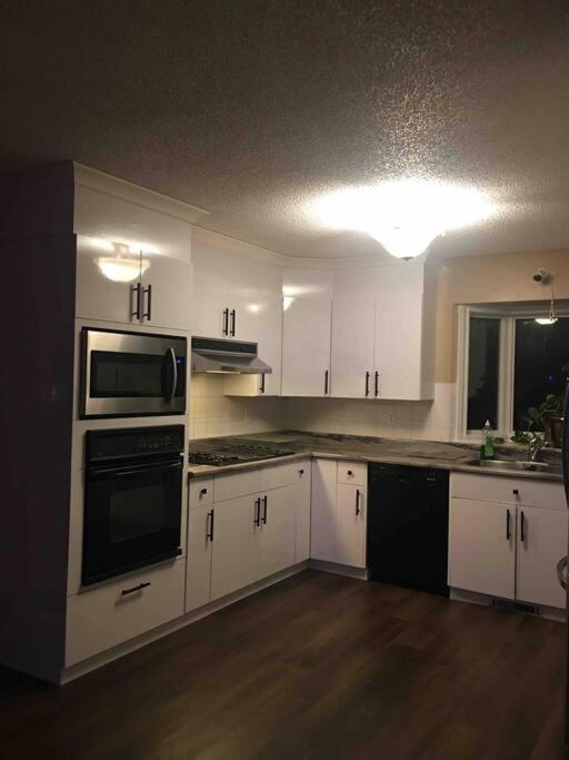 Renovated 4 Bedrooms 20 Sleeps Shopping Mall Edmonton Exterior foto